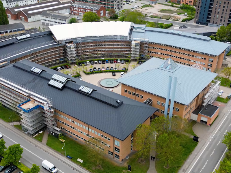Luftfoto af større kontorbyggeri under renovering med energi- og automationsløsninger fra HBO Solutions.