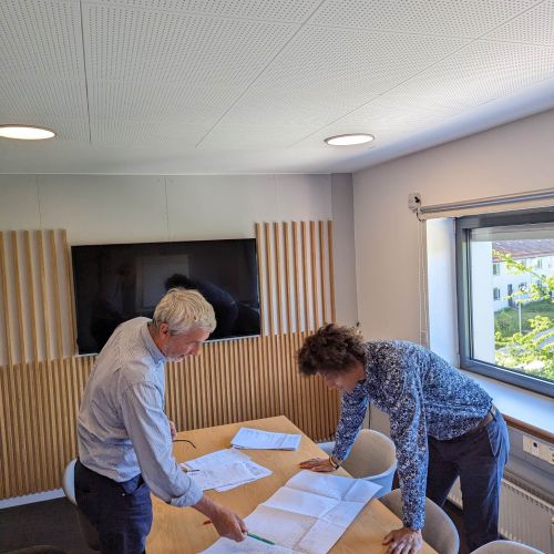 To r&aring;dgivende ingeni&oslash;rer gennemg&aring;r tekniske tegninger p&aring; kontoret hos HBO Solutions.