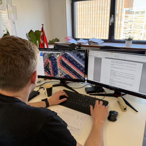 Ingeni&oslash;r arbejder ved dobbelt sk&aelig;rm med projektering og energiberegninger som led i r&aring;dgivning om bygningsautomatik.