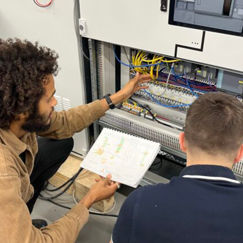 Teknikere fra HBO Solutions udf&oslash;rer test og commissioning af elinstallationer i styretavler.